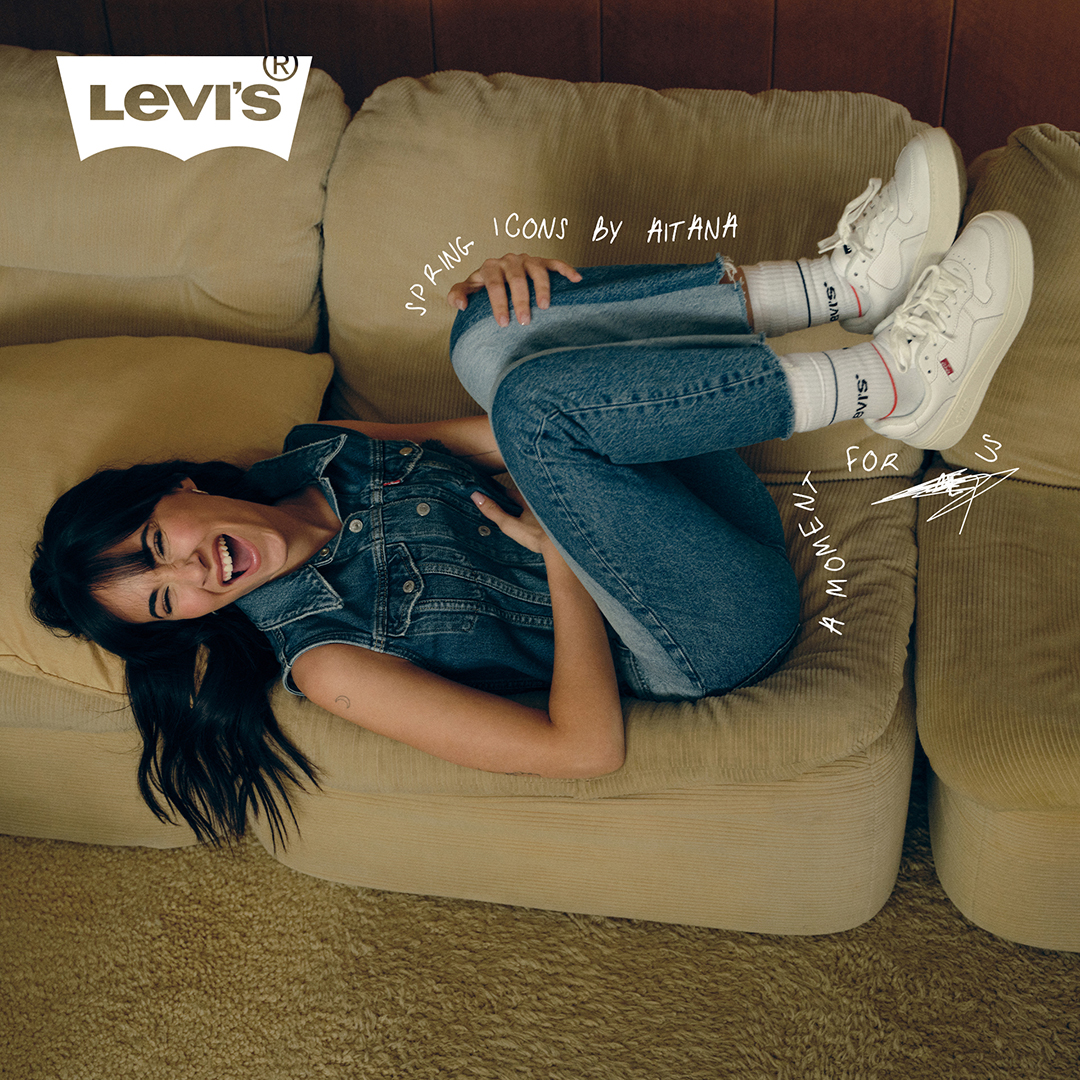 The singer Aitana and the brand Levi's present a selection of garments to face the new season. Tops, jeans and accessories that become fresh and timeless outfits for a unique wardrobe.