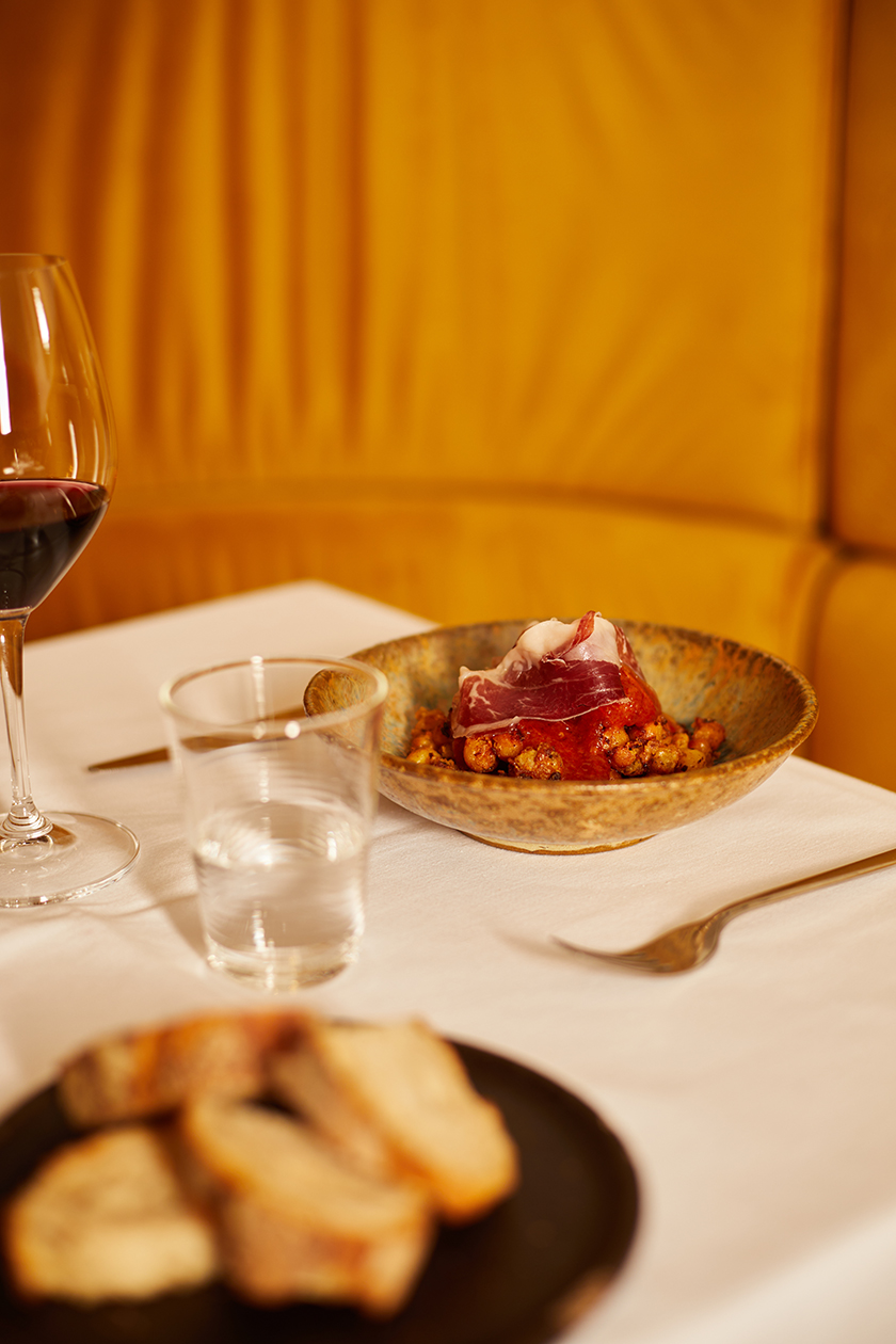 Image of one of the star dishes on the menu of the resaurnate Cafe de Paris where the meat is its speciality. 