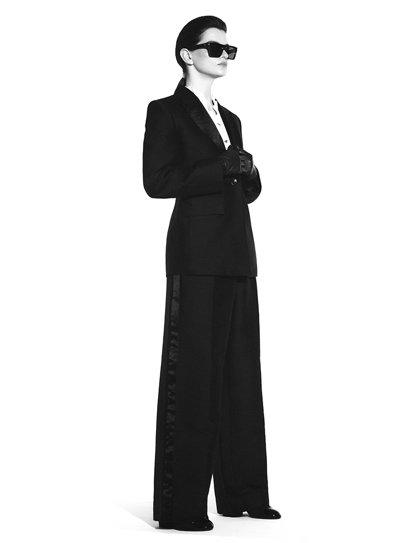 Instyle Spain pays tribute to Karl Lagerfeld by showing off the stylist's most famous looks with model Jeísa Chiminazzo photographed by our artist Daniel scheel. In this photo we can see the suit that the iconic Karl used to wear. 
