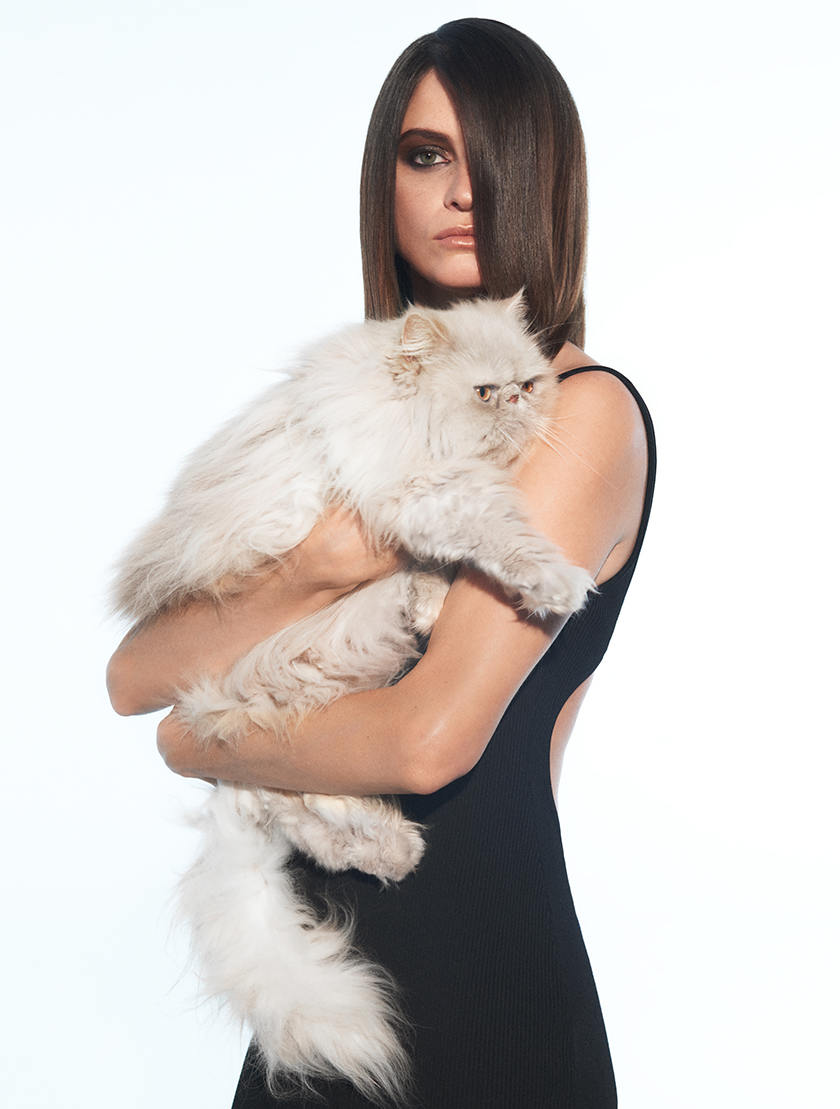 Instyle Spain pays tribute to Karl Lagerfeld by showing off the stylist's most famous looks with model Jeísa Chiminazzo photographed by our artist Daniel scheel. In this photo we can see the cat of Karl Lagerfeld.