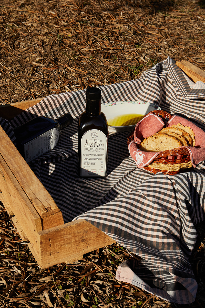 Picnic box with toast and oil for Cataluña x Conde Nast Traveler magazine. 