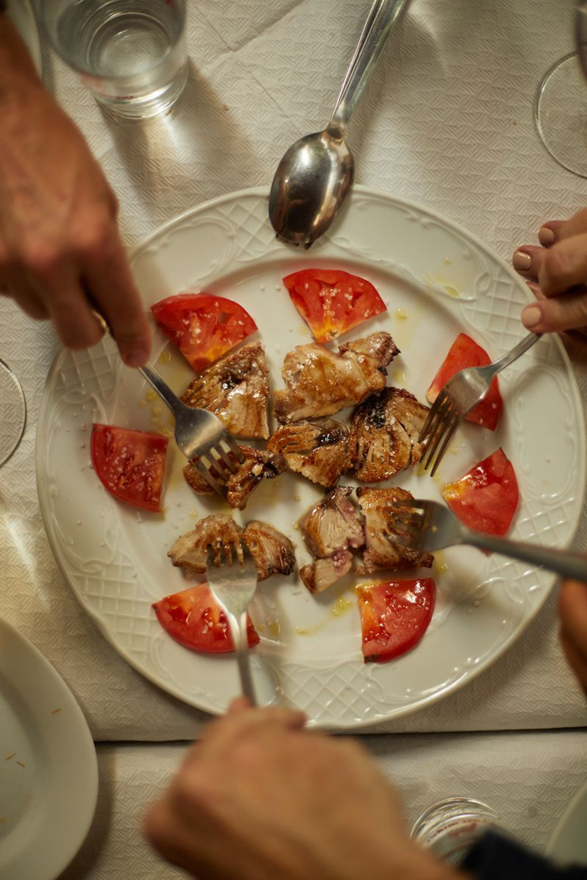 Image of a table in a typical andalusian restaurant with a plate of tuna. 