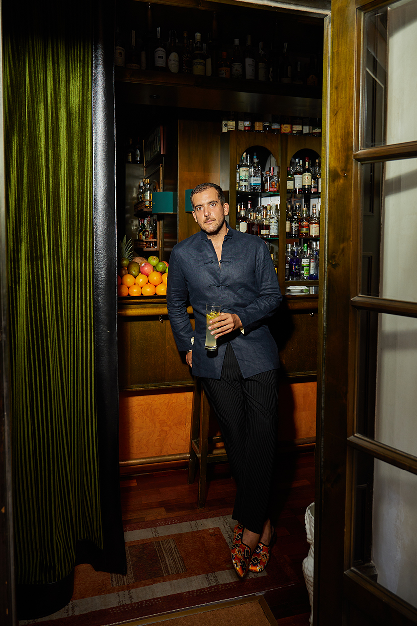 Man sitting at the bar in a bar drinking cocktails for Sablos Magazine.