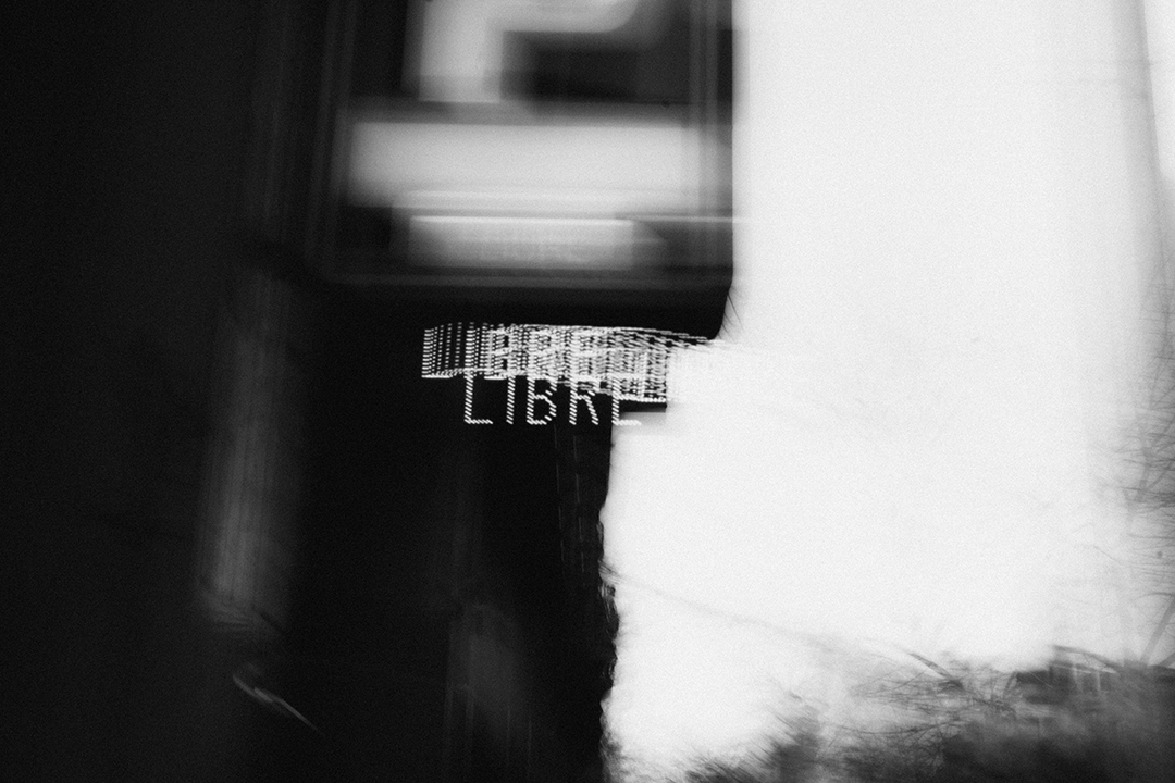 Blurred image of a sign with the word free in spanish in black and white for the exhibition in Bar Viu.