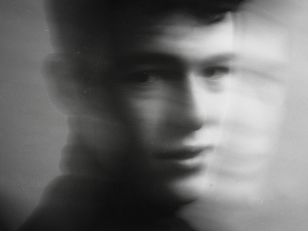 Blurred image of a boy's face in black and white for the exhibition in Bar Viu.