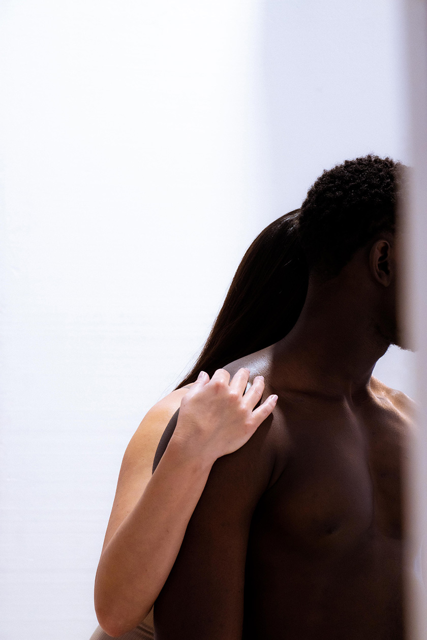 Silhouette of two of the models in the ISDIN photo shoot photographed by Maria Huerga.