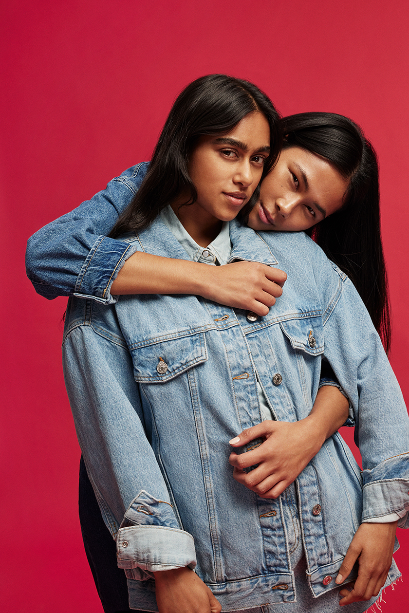 Image of two models hugging each other for Valentine's campaign of Benetton fragrances photographed by Pedro Belardo and produced by 8AM production company.