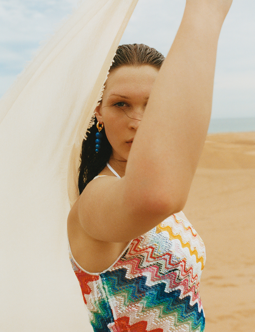 Model in the dunes of Maspalomas with a Harvey Nichols look. 
