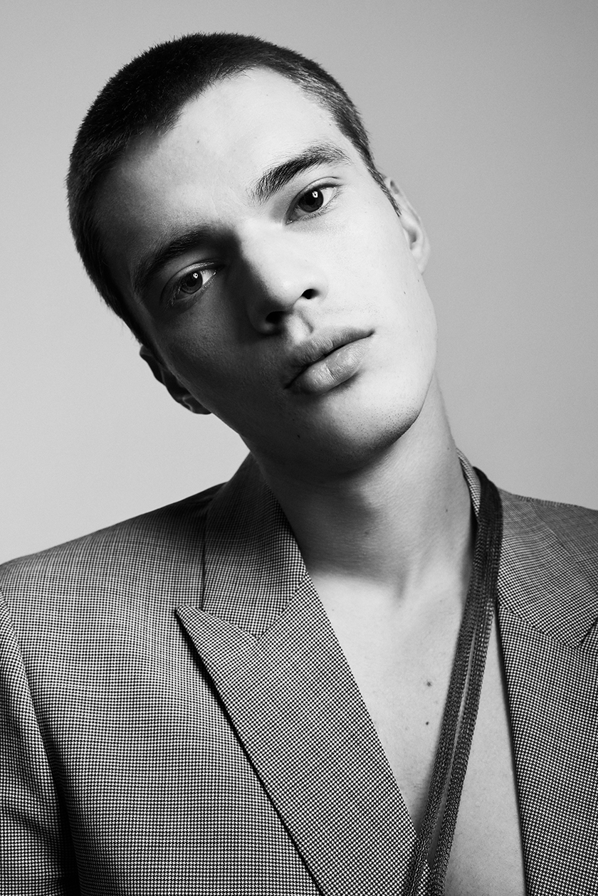 Black and white image of a Caucasian model looking at the camera taken by Bedro Beraldo. 