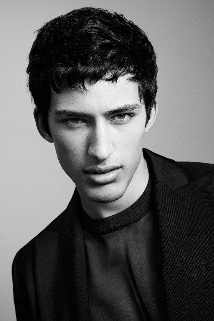 Black and white image of a Caucasian model looking at the camera taken by Bedro Beraldo. 