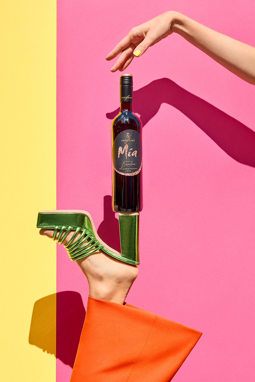 Image of the new Mía bottle resting on the sole of a high heeled shoe.