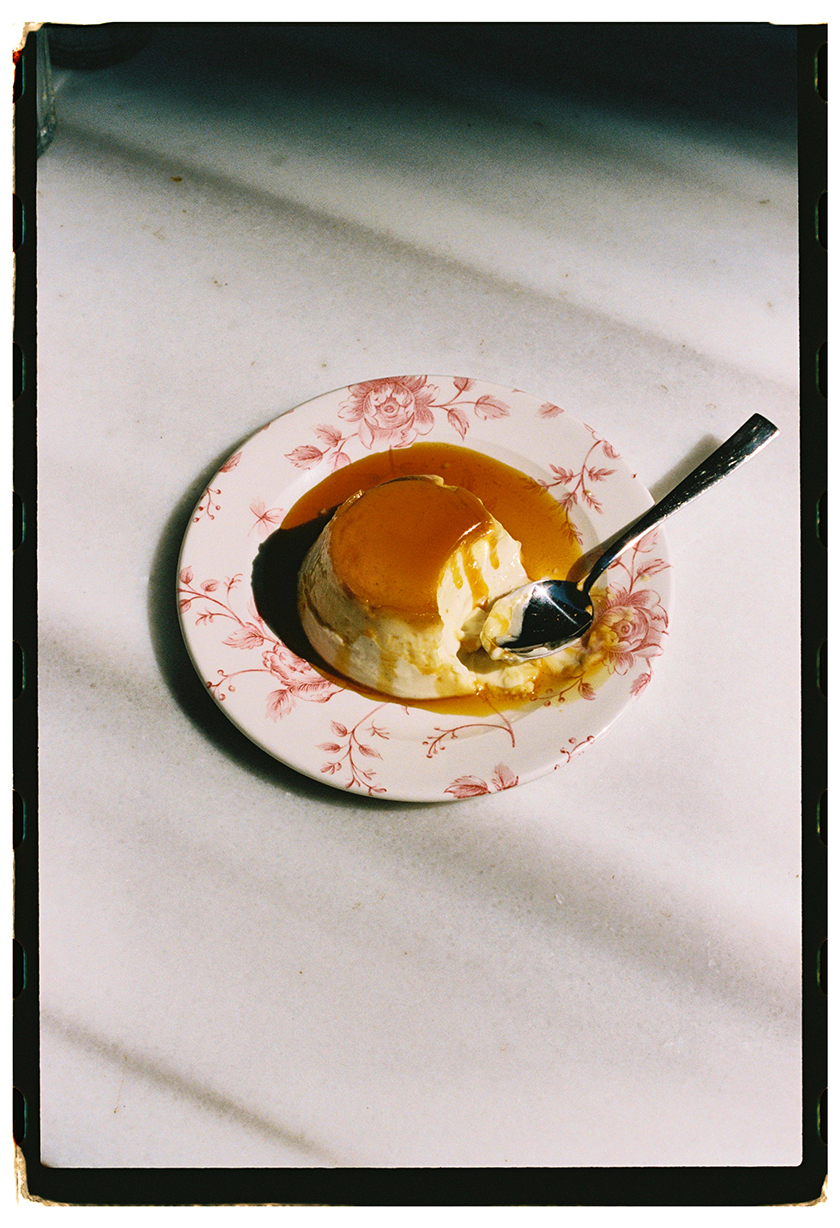 Image of the typical dessert of the house, the flan of the bar Alegria photographed by Beatriz Janer. 